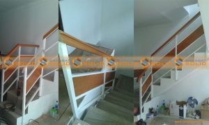 Railing Tangga Kombinasi Besi dan Kayu di Beji Depok
